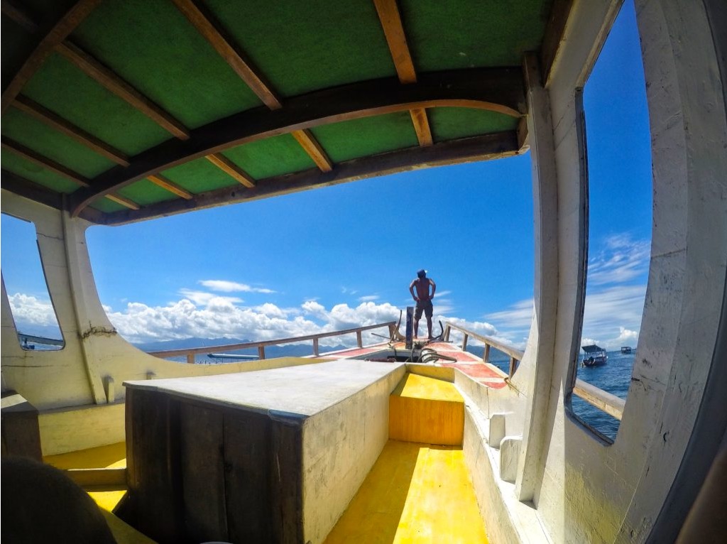 Uomo in barca per spostarsi tra le Isole Gili