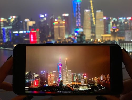 Vista della fotocamera di un telefono che riprende il panorama dei grattacieli di Shanghai